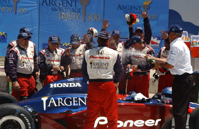 View 2004 Argent Mortgage Indy 300 - Race Photos