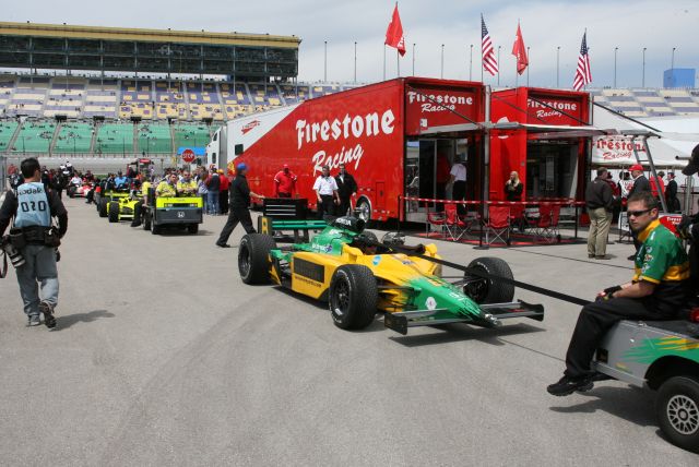 View 2008 Road Runner Turbo Indy 300 - Practice/Qualifications Photos