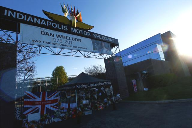 View Fans remember Dan Wheldon at IMS Photos