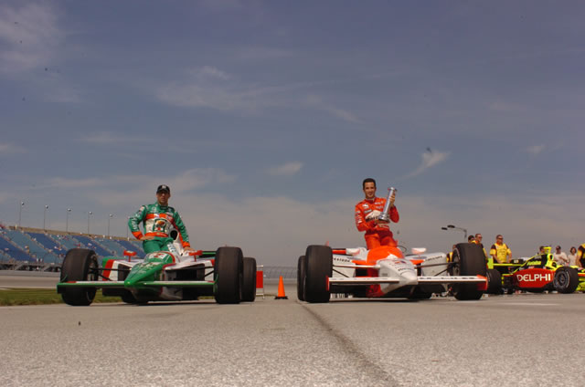 View 2004 Delphi Indy 300 - Qualifications Photos