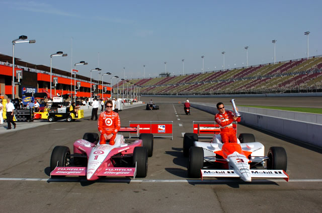 View 2004 Toyota Indy 400 - Qualifications Photos